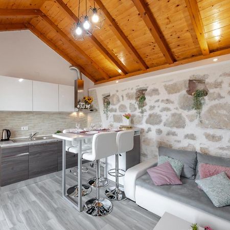 Little Stone House Apartment Buici  ภายนอก รูปภาพ
