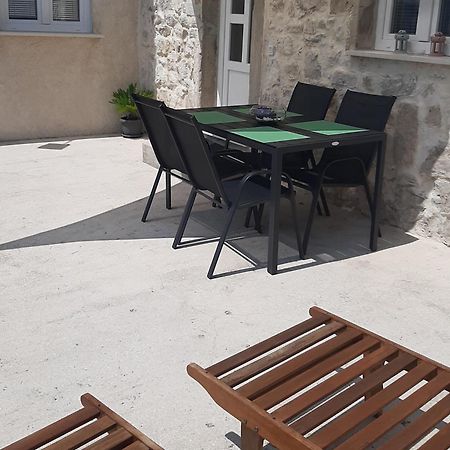 Little Stone House Apartment Buici  ภายนอก รูปภาพ