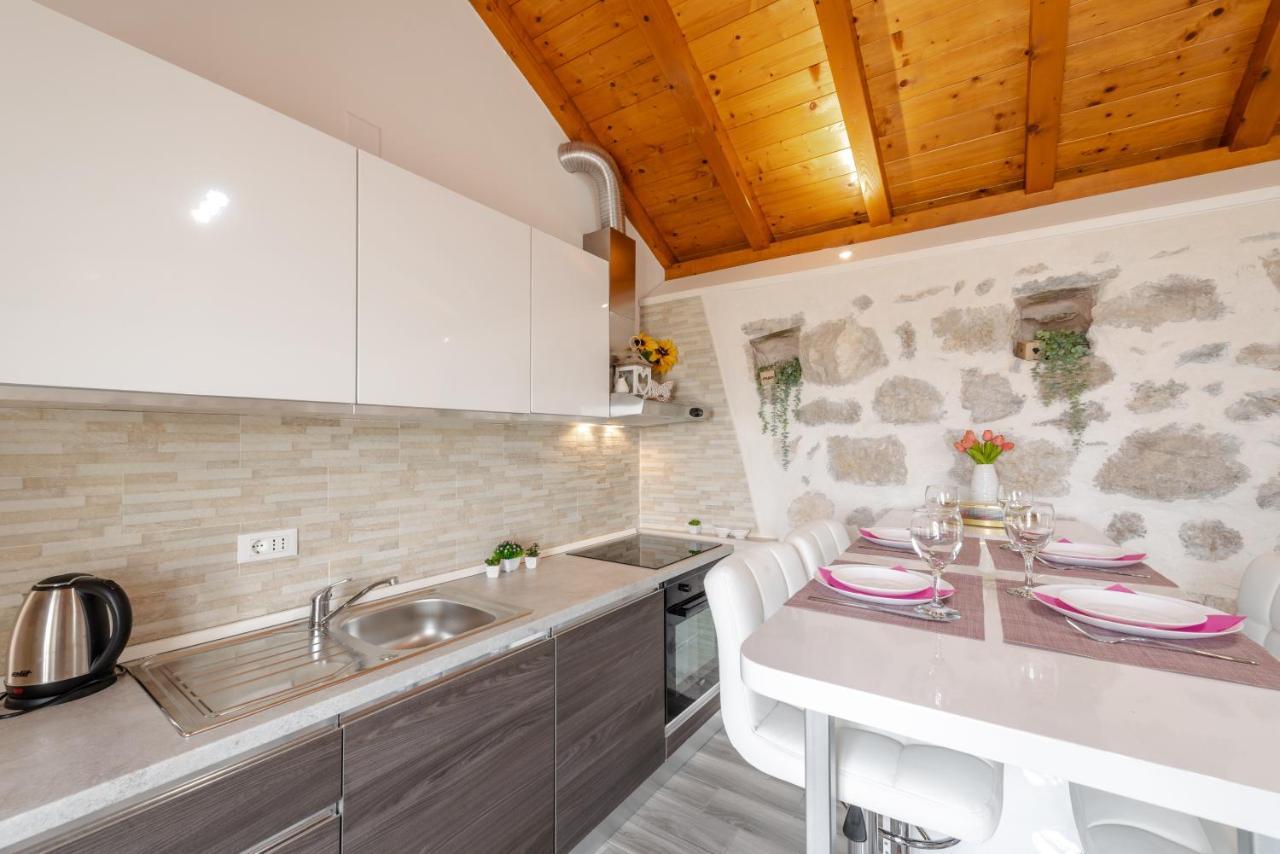 Little Stone House Apartment Buici  ภายนอก รูปภาพ