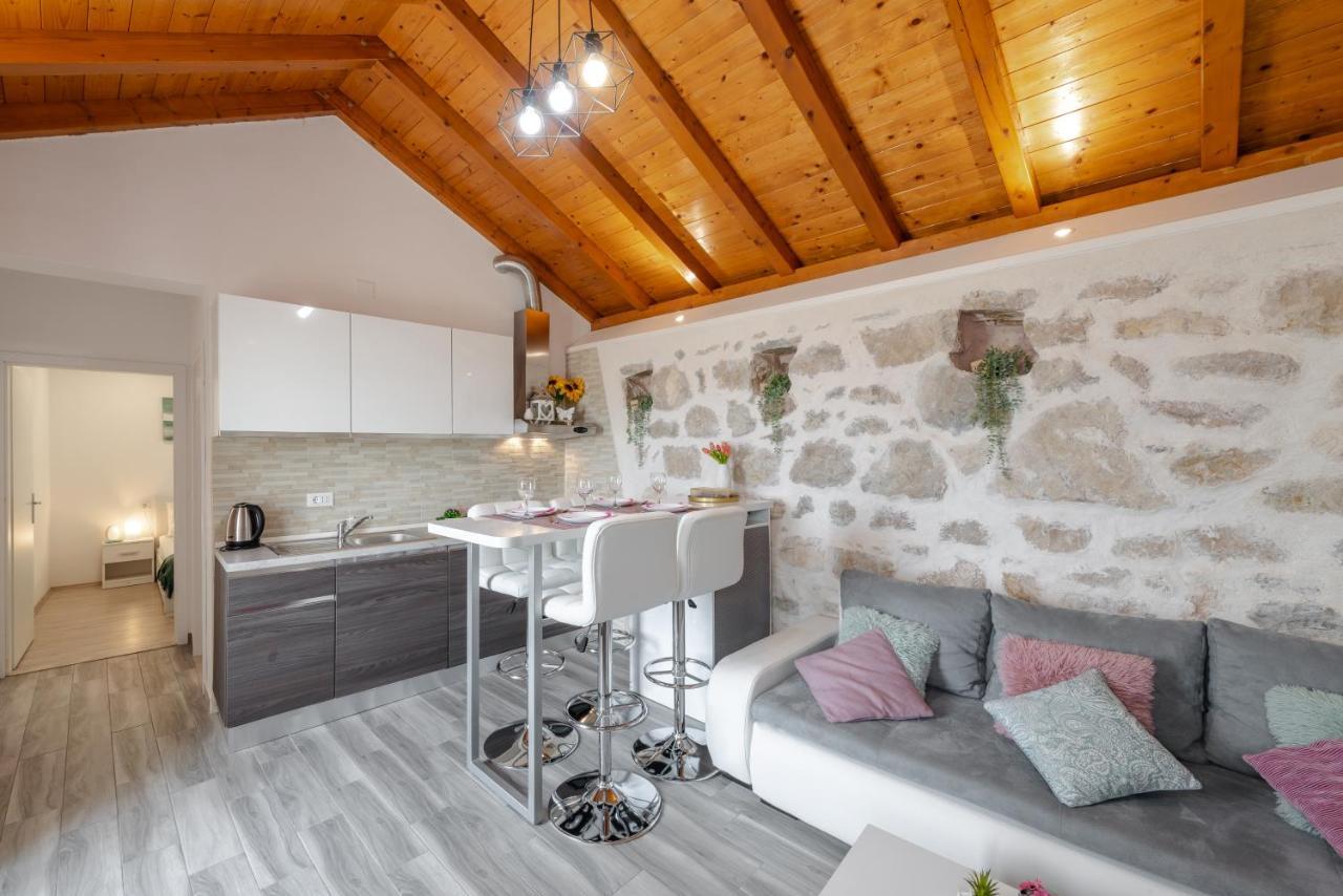 Little Stone House Apartment Buici  ภายนอก รูปภาพ