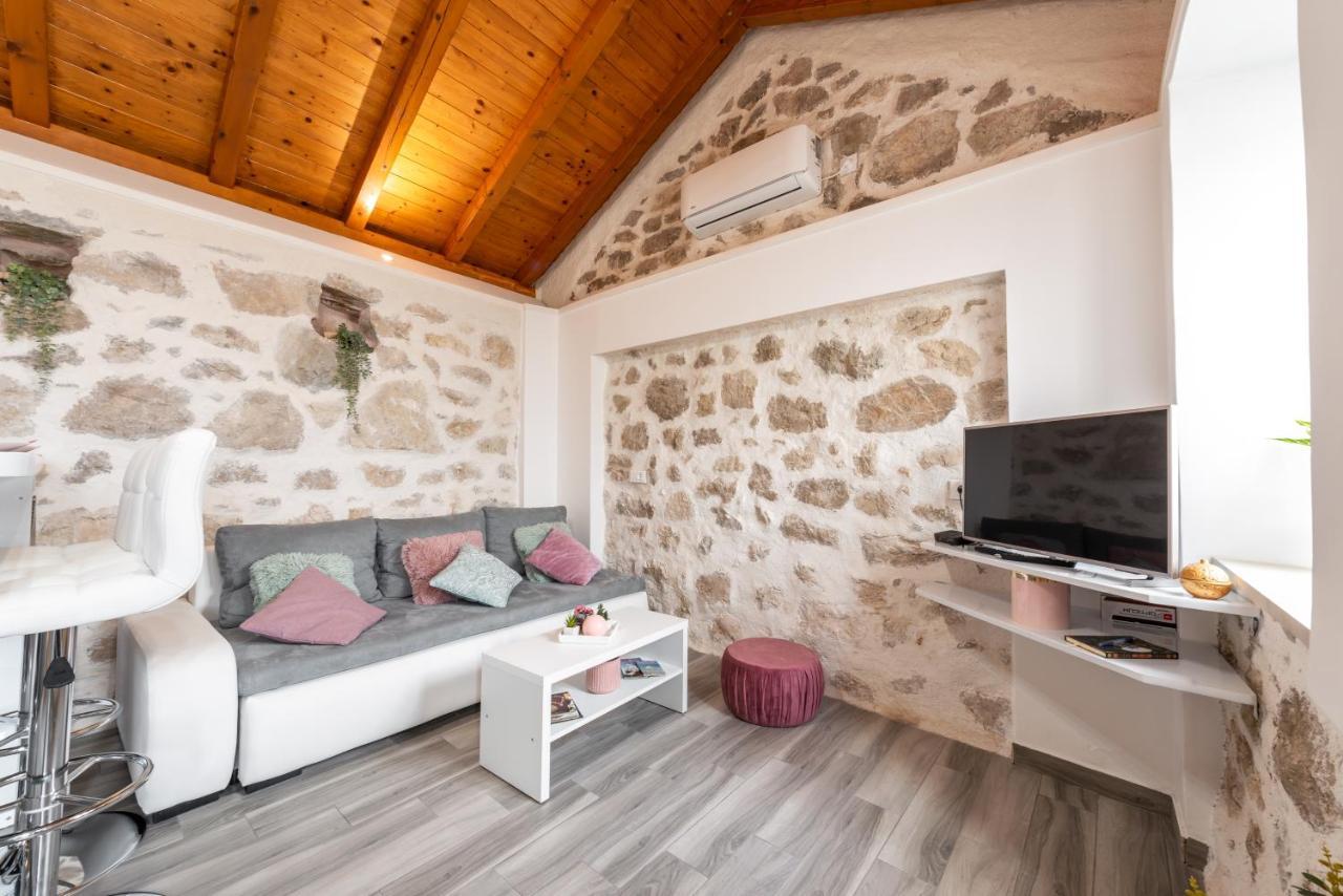 Little Stone House Apartment Buici  ภายนอก รูปภาพ