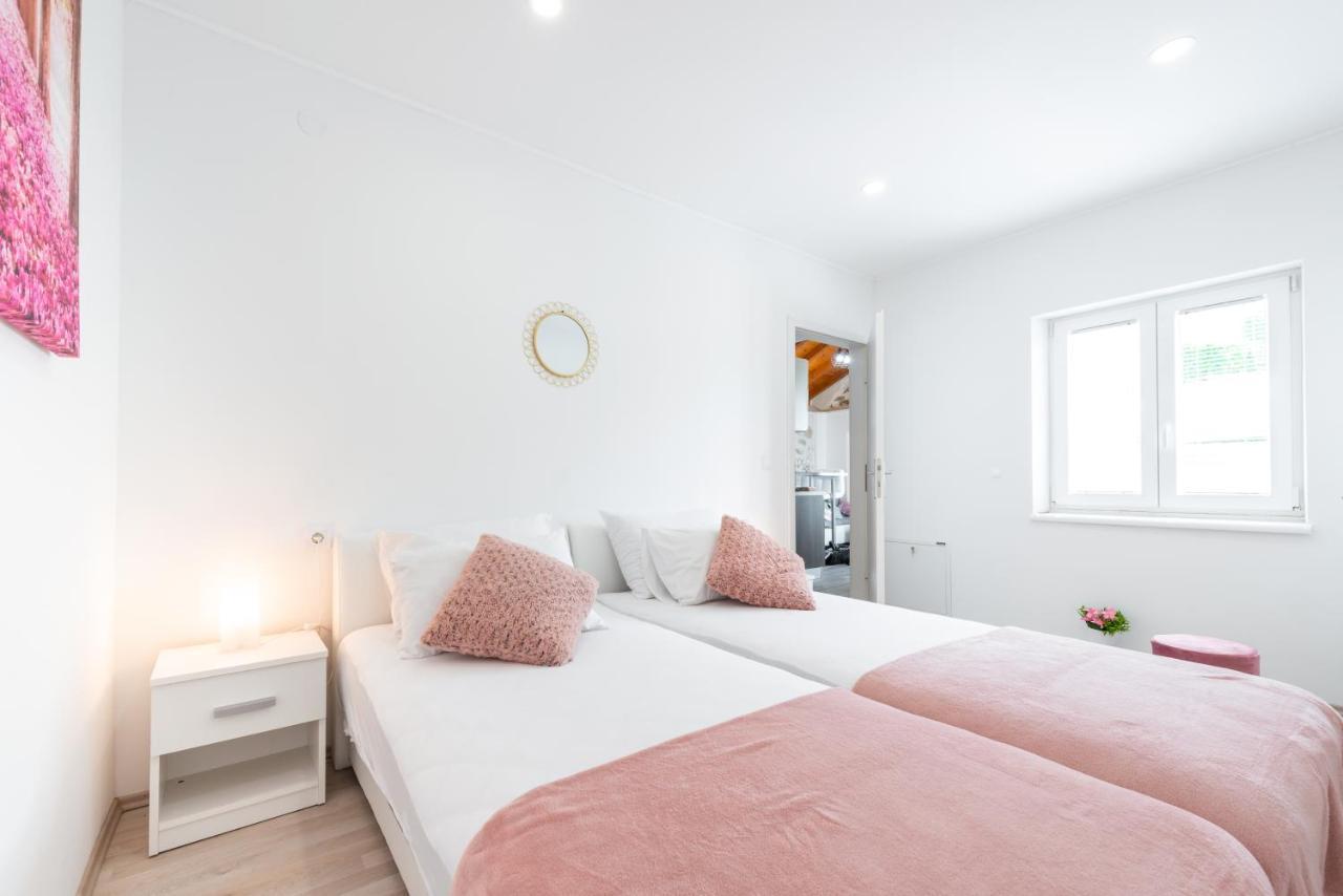 Little Stone House Apartment Buici  ภายนอก รูปภาพ
