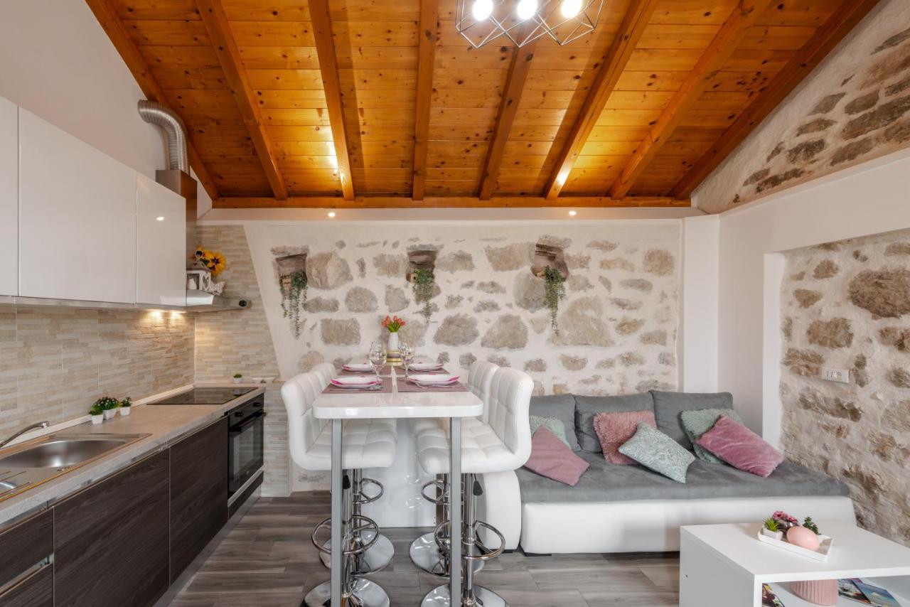 Little Stone House Apartment Buici  ภายนอก รูปภาพ