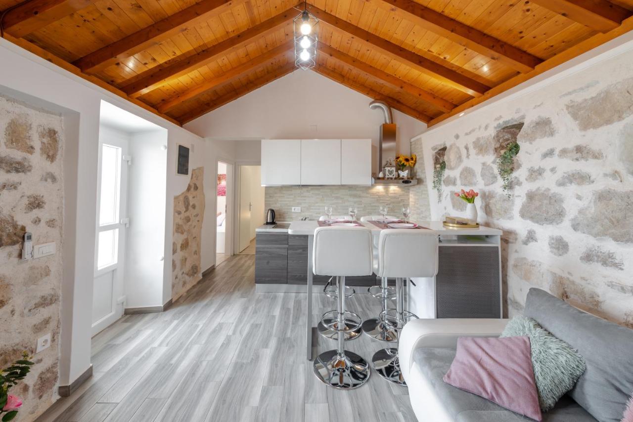 Little Stone House Apartment Buici  ภายนอก รูปภาพ