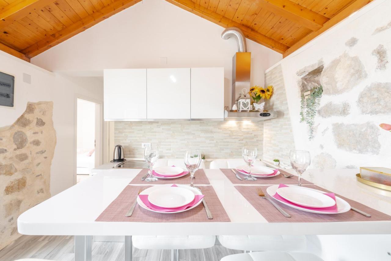 Little Stone House Apartment Buici  ภายนอก รูปภาพ