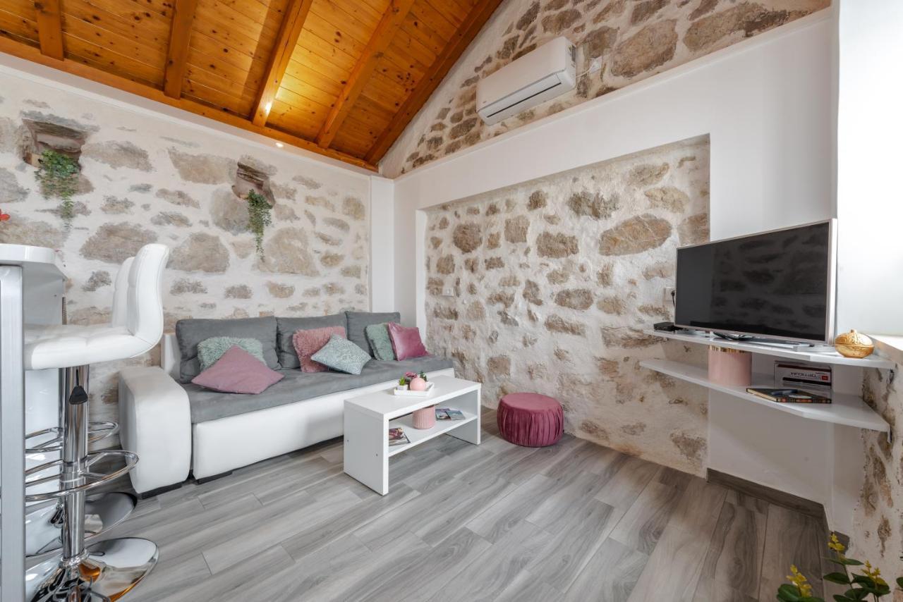 Little Stone House Apartment Buici  ภายนอก รูปภาพ