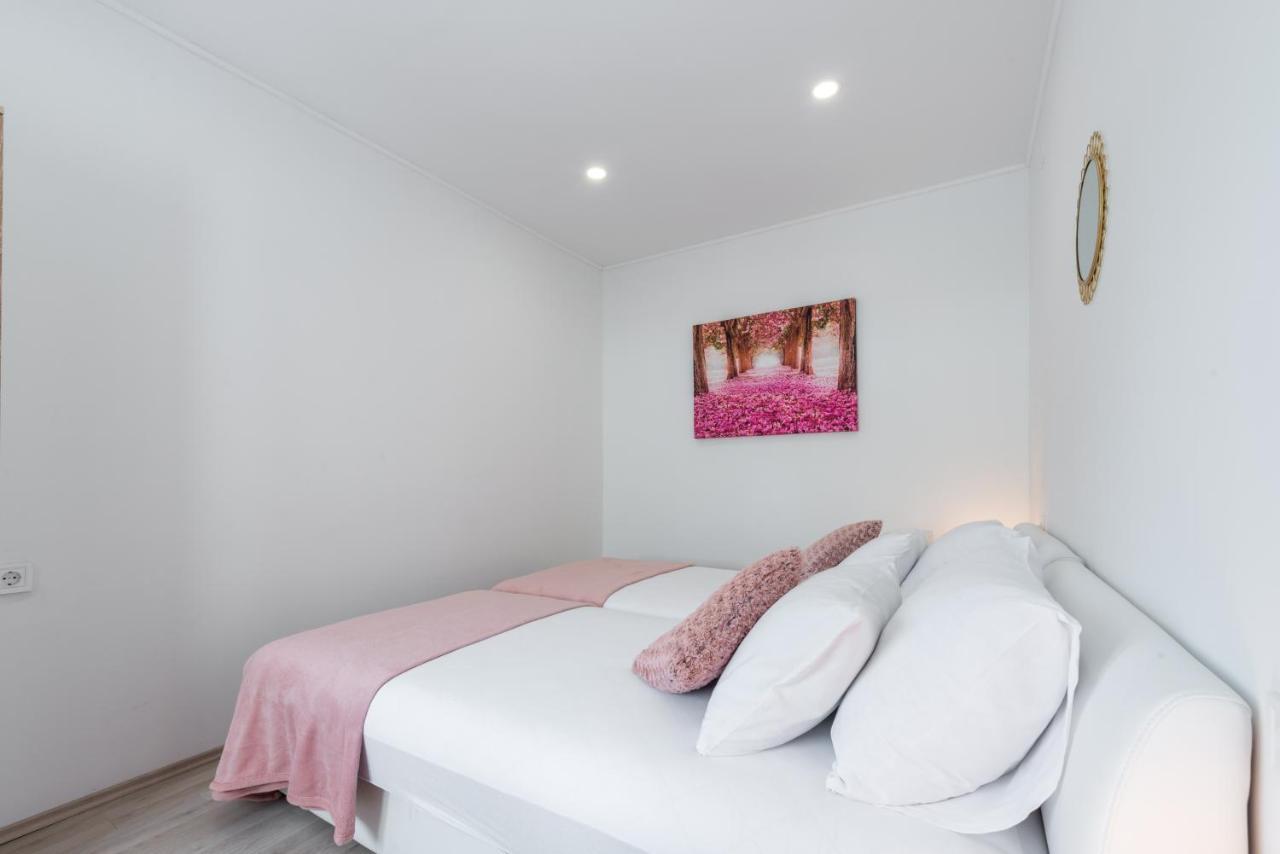 Little Stone House Apartment Buici  ภายนอก รูปภาพ