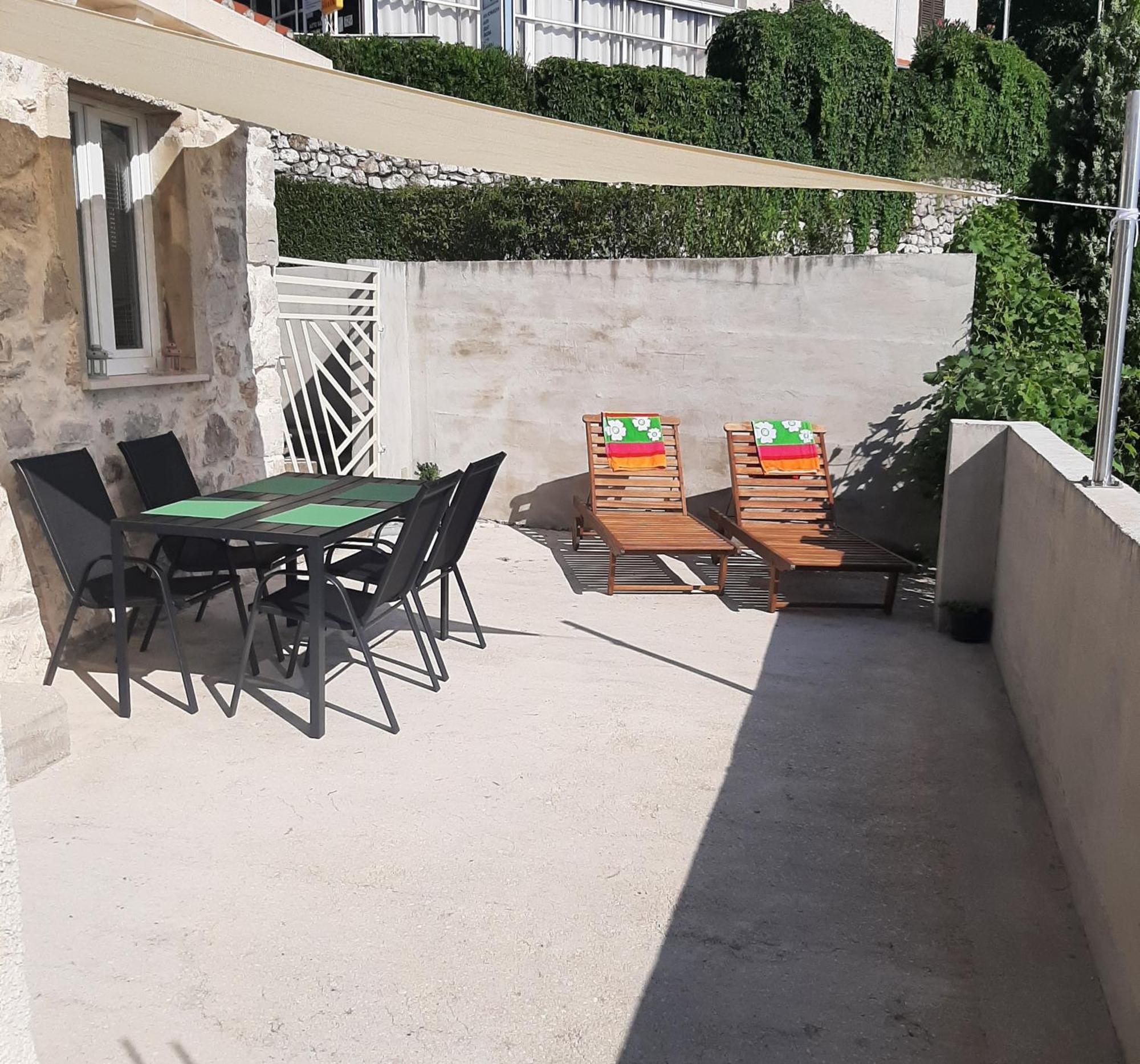 Little Stone House Apartment Buici  ภายนอก รูปภาพ